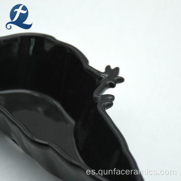 Plato de placa de cerámica de color negro con forma de cuervo
